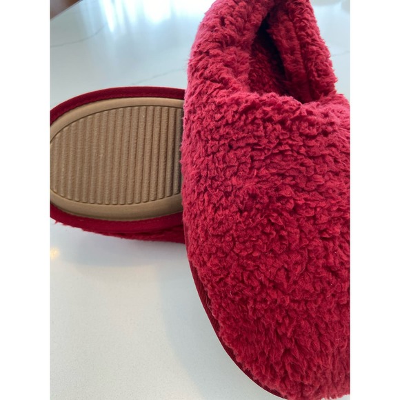 "Sonoma Red Fuzzy Slippers - Comfort Cushion, Size Medium (7-8)" - Picture 2 of 6